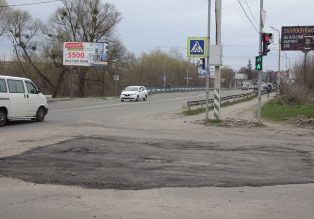 Якість – «кульгає»: в Ірпені ремонтували дорогу поблизу «Жирафа»