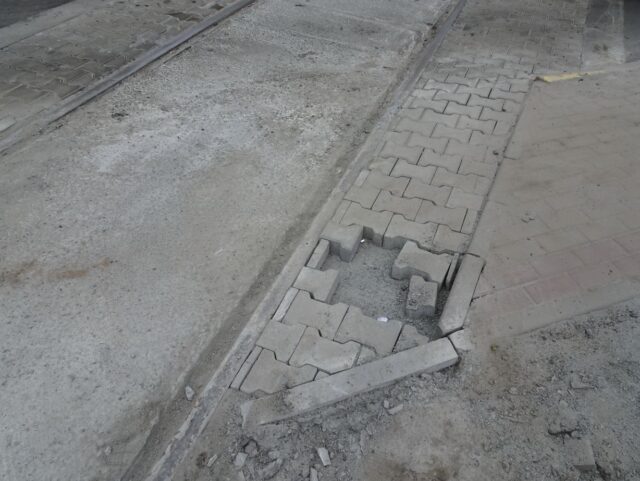 Якість – «кульгає»: в Ірпені ремонтували дорогу поблизу «Жирафа»