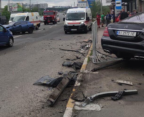 Серйозна аварія на пішохідному переході в мікрорайоні Романівка (фото, відео)