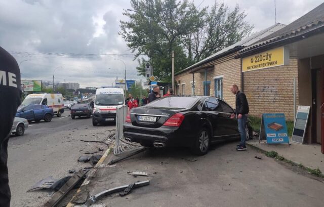 Серйозна аварія на пішохідному переході в мікрорайоні Романівка (фото, відео)