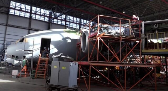 Дослідний зразок транспортного літака Ан-178 готують до льотних випробувань